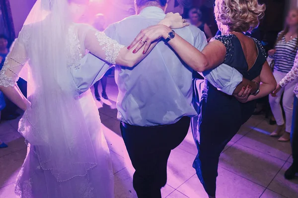 Gelin ve damat ve düğün resepsiyonunda dans eğlenceli sahip. eğlenmesini. Restoran partide dans