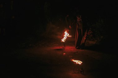 yanan meşale ile alev, yangın festival ya da düğün geceleri Show'da şaşırtıcı. ateş gösterisi performansını ve eğlence. Yangın iplik yangın dansçılar
