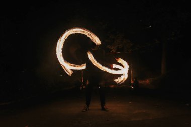 Yangın dansçılar swing, iplik ateş ve gece ile parlak kıvılcımlar hokkabazlık adam. ateş gösterisi performansını ve eğlence. Yangın gösteri festivalinde geceleri şaşırtıcı veya parti düğün.