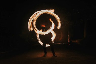 Yangın gösteri festivalinde geceleri şaşırtıcı veya parti düğün. Yangın dansçılar swing, iplik ateş ve gece ile parlak kıvılcımlar hokkabazlık adam. ateş gösterisi performansını ve eğlence