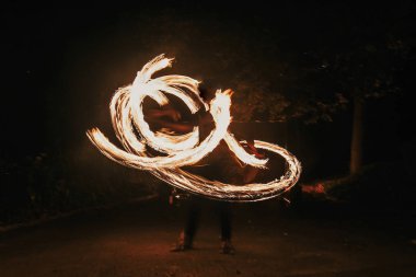 Yangın gösteri festivalinde geceleri şaşırtıcı veya parti düğün. Yangın dansçılar swing, iplik ateş ve gece ile parlak kıvılcımlar hokkabazlık adam. ateş gösterisi performansını ve eğlence