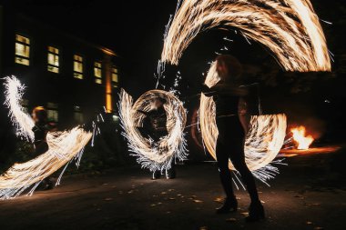 Yangın gösteri festivalinde geceleri şaşırtıcı veya parti düğün. Yangın dansçılar swing, iplik ateş ve gece ile parlak kıvılcımlar hokkabazlık adam. ateş gösterisi performansını ve eğlence