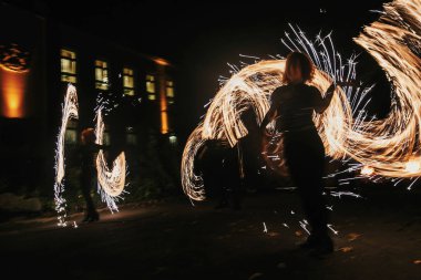Yangın dansçılar swing, iplik ateş ve gece ile parlak kıvılcımlar hokkabazlık adam. ateş gösterisi performansını ve eğlence. Yangın gösteri festivalinde geceleri şaşırtıcı veya parti düğün.