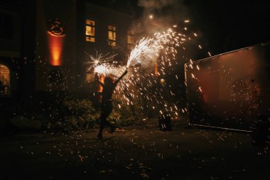 Yangın gösteri festivalinde geceleri şaşırtıcı veya parti düğün. Yangın dansçılar swing, iplik ateş ve gece ile parlak kıvılcımlar hokkabazlık adam. ateş gösterisi performansını ve eğlence