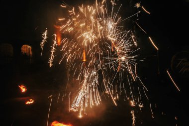 Yangın gösteri festivalinde geceleri şaşırtıcı veya parti düğün. Yangın dansçılar swing, iplik ateş ve gece ile parlak kıvılcımlar hokkabazlık adam. ateş gösterisi performansını ve eğlence