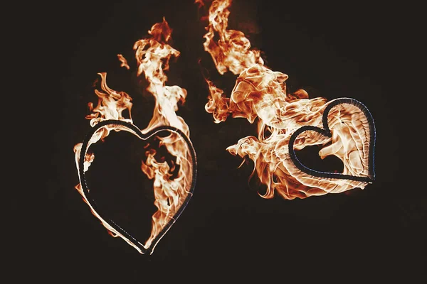 Zwei Brennende Herzen Für Ein Hochzeitspaar Eine Atemberaubende Feuershow Der — Stockfoto