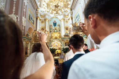 şık lüks gelin ve kron ve mum, düğün töreni zarif damat