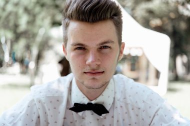 şık yakışıklı sarışın adam açık havada düğün resepsiyonunda sakallı