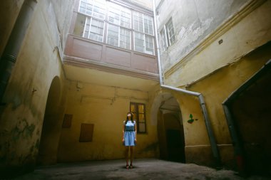 şık kadın hipster Avrupa sokaklarda eski veranda, güneşli sabah, metin için yer poz