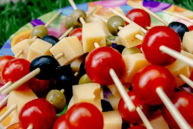 tahta sopa meze, piknik açık havada, kiraz domates zeytin peynir yaz şenlikte büfe catering
