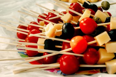 tahta sopa meze, piknik açık havada, kiraz domates zeytin peynir yaz şenlikte büfe catering