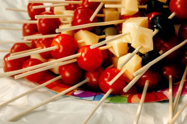 tahta sopa meze, piknik açık havada, kiraz domates zeytin peynir yaz şenlikte büfe catering