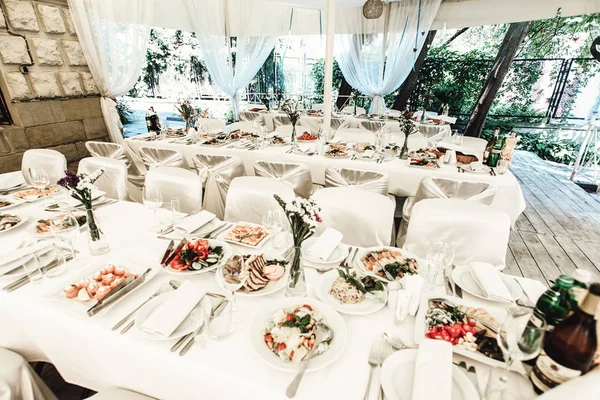 Elegante Mesa Decorada Lujo Con Flores Deliciosa Comida Boda Celebración —  Fotos de Stock