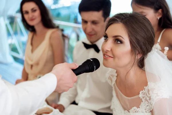 スタイリッシュな豪華な幸せな花嫁と新郎の結婚披露宴で楽しい時を過す感情的な陽気な瞬間 — ストック写真