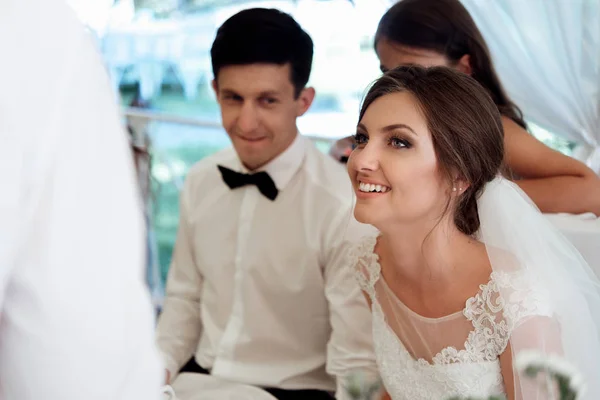 Elegante Novia Feliz Novio Divierten Recepción Boda Momento Alegre Emocional —  Fotos de Stock