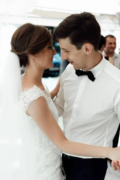 Bonito Noivo Elegante Dançando Com Noiva Linda Feliz Recepção Casamento — Fotografia de Stock