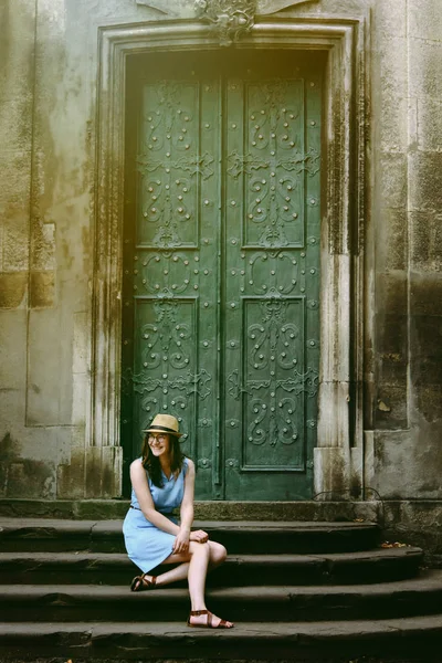 Стильная Женщина Хипстер Позирует Сидит Старой Двери Европейских Улицах Солнечное — стоковое фото