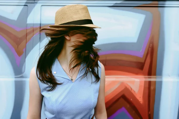 Stylische Hipsterin Mit Spaß Bunten Wänden Europäischen Straßen Sonnigen Morgen — Stockfoto