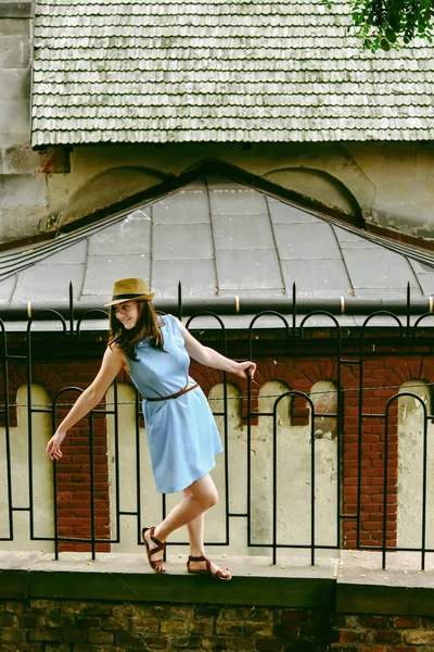 Stylische Hipsterin Die Sonnigen Morgen Durch Die Europäischen Straßen Läuft — Stockfoto