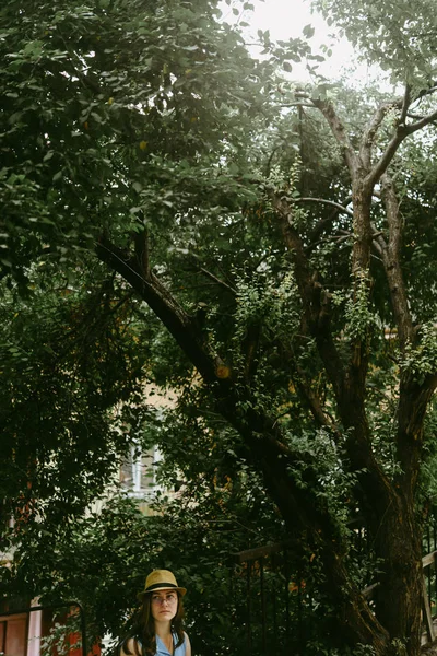 Стильна Жінка Хіпстер Ходить Під Красивими Деревами Європейських Вулицях Сонячний — стокове фото