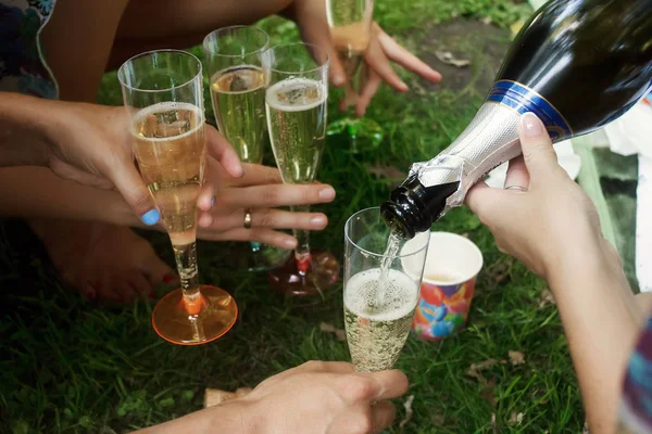 Руки Жінки Тримають Барвисті Окуляри Поливають Шампанське Радісній Вечірці Літньому — стокове фото