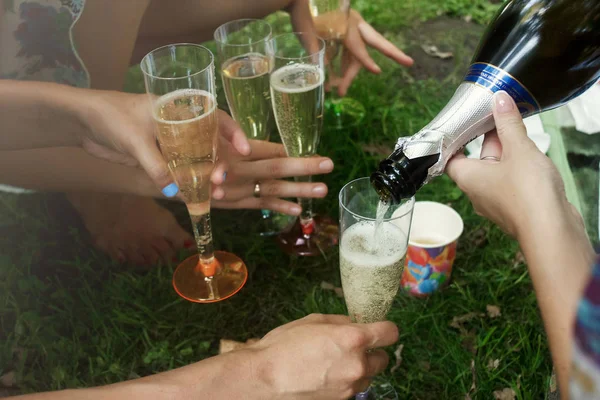 Mãos Mulher Segurando Copos Coloridos Derramando Champanhe Festa Alegre Parque — Fotografia de Stock