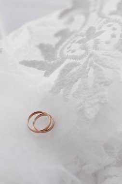 güzel dantel elbise altın alyans yakın çekim. Evlilik kavramı