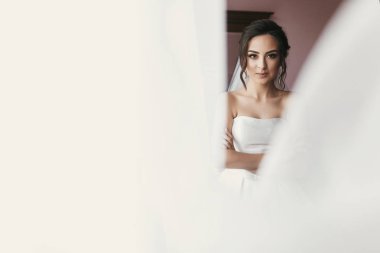 muhteşem gelin portre şaşırtıcı bakışla. güzel kadın düğün, seksi model pencere gün ışığına poz için hazırlanıyoruz. duygusal bir an. metin için yer