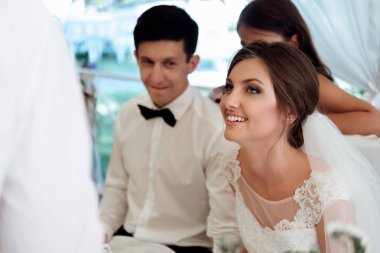 şık muhteşem mutlu gelin ve damat düğün resepsiyonunda eğleniyor duygusal neşeli anlar