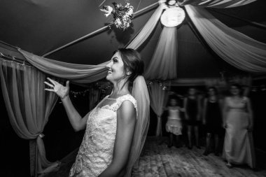 buket atma ve having fun düğün resepsiyonunda şık mutlu gelin