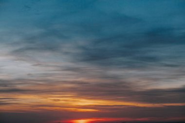 Gün batımı. İnanılmaz güzel gün batımı veya sarı, bulutlu gökyüzü sunrise pembe ve renk mavi. Şafak veya alacakaranlıkta. Doğa duvar kağıdı.