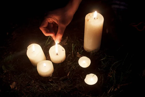 Mujer Enciende Velas Ducha Nupcial Parque Verano Momento Fiesta Recepción — Foto de Stock