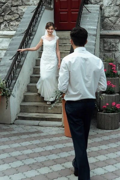 Noiva Feliz Lindo Elegante Elegante Noivo Realizando Sua Primeira Dança — Fotografia de Stock