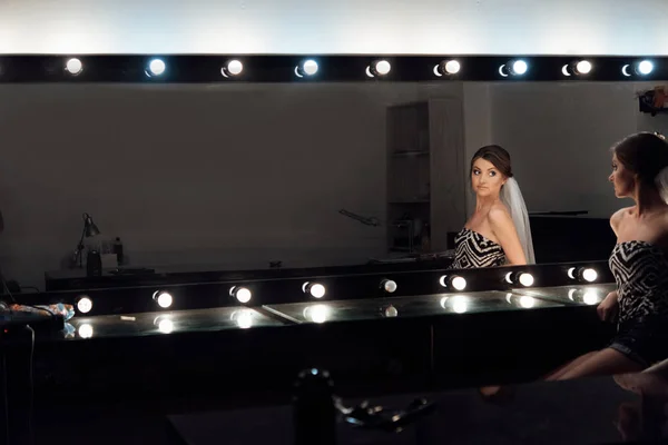 Elegante Novia Hermosa Conseguir Maquillaje Salón Belleza Lujo Con Grandes —  Fotos de Stock