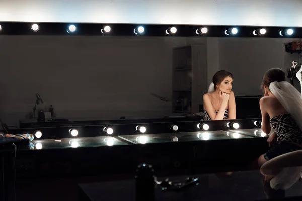 Elegante Novia Hermosa Conseguir Maquillaje Salón Belleza Lujo Con Grandes —  Fotos de Stock