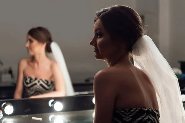 Elegante Novia Hermosa Conseguir Maquillaje Salón Belleza Lujo Con Grandes — Foto de Stock