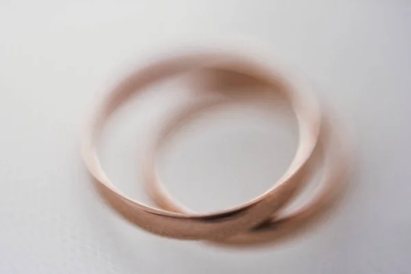 Anéis Casamento Dourados Close Belo Vestido Renda Vista Macro Conceito — Fotografia de Stock