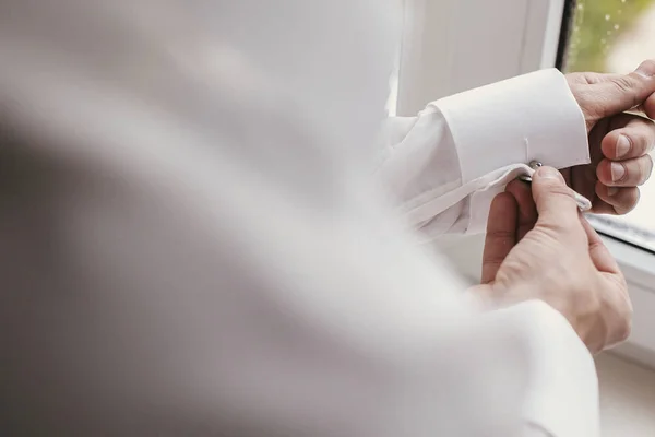 Novio Prepara Por Mañana Habitación Manos Hombre Sosteniendo Gemelos Pie — Foto de Stock