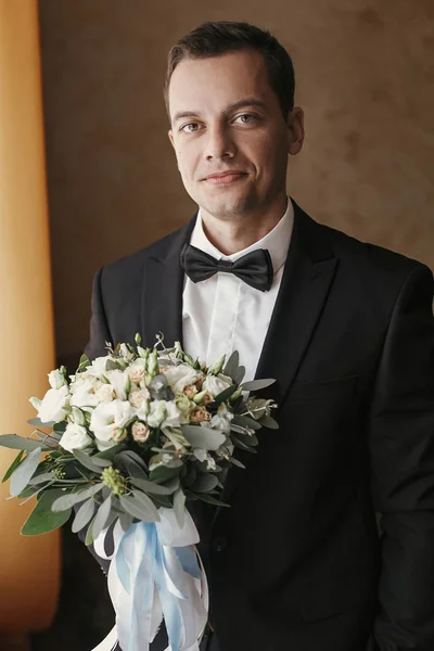 Stilig Brudgummen Porträtt Med Eleganta Bröllop Bukett För Bruden Morgon — Stockfoto