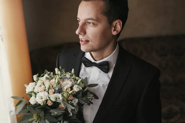 Pohledný Ženich Portrét Stylové Svatební Kytici Pro Nevěstu Noci Pokoji — Stock fotografie