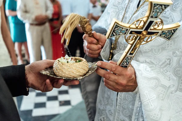 牧师祝福老教堂豪华结婚戒指 — 图库照片