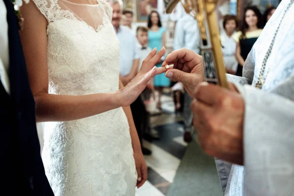 結婚式教会でスタイリッシュなエレガントな花嫁新郎の結婚指輪の交換します — ストック写真