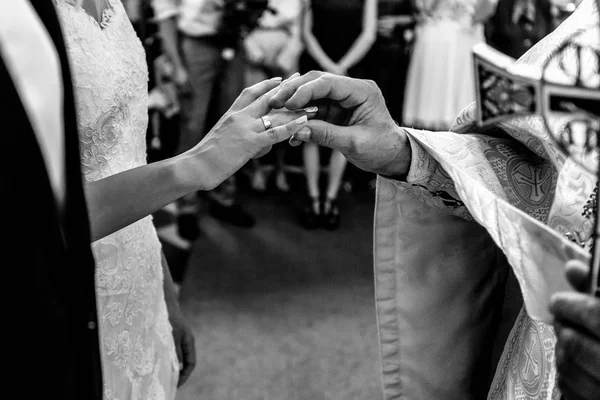 Cerimônia Casamento Noiva Elegante Elegante Noivo Igreja Anéis Casamento Troca — Fotografia de Stock