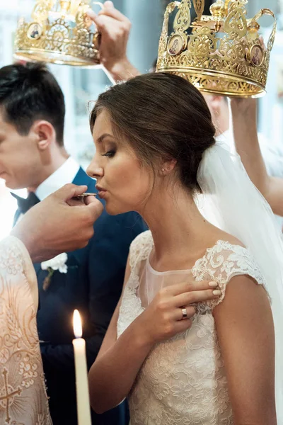 Cerimonia Nuziale Elegante Elegante Sposa Sposo Chiesa Comunione — Foto Stock