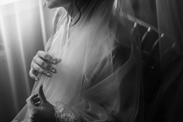 Brautmorgen Hochzeitstag Prachtvolles Brautporträt Fensternähe Schöne Frau Die Sich Auf — Stockfoto