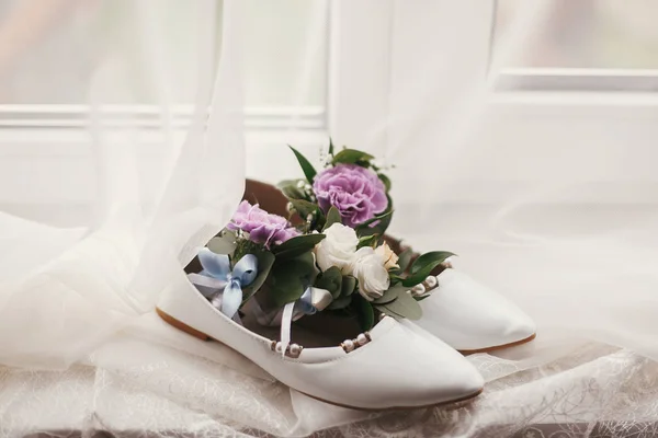 Stijlvolle Witte Schoenen Met Bloemen Hen Venster Zachte Ochtend Licht — Stockfoto