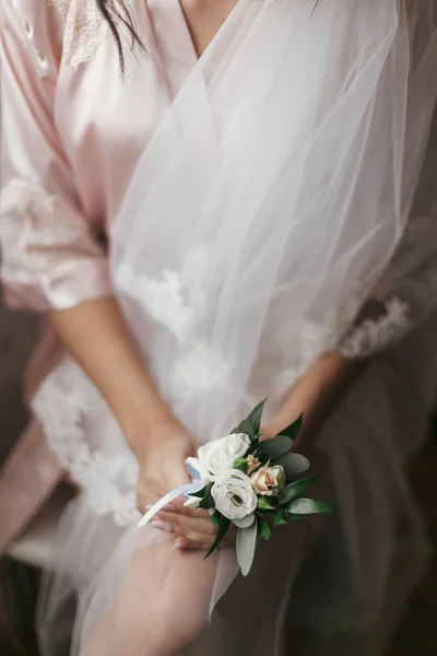 Splendida Sposa Tenuta Boutonniere Seduto Accappatoio Vicino Alla Finestra Bella — Foto Stock