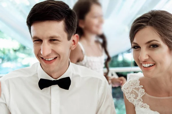 スタイリッシュな豪華な幸せな花嫁と新郎の結婚披露宴で楽しい時を過す感情的な陽気な瞬間 — ストック写真