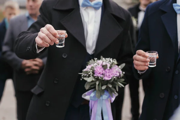 Manos Sosteniendo Vasos Vodka Tostadas Recepción Boda Novio Animando Con — Foto de Stock