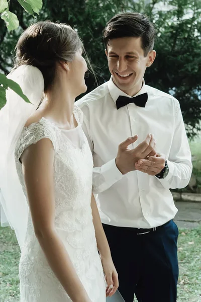 Stilvolle Wunderschöne Glückliche Braut Und Bräutigam Beim Hochzeitsempfang Emotionaler Fröhlicher — Stockfoto